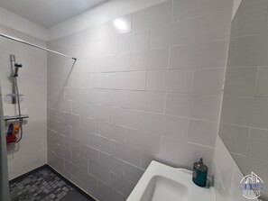 Elite Apartment, Ensuite, City View (Le phare Dieppois) | Bathroom - Le Phare Dieppois by JPS Holiday - Chaleureux Appartement au Cœur de Dieppe (Dieppe)