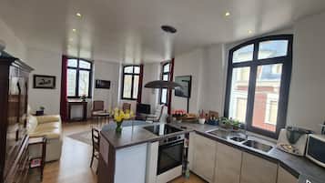 Elite Apartment, Ensuite, City View (Le phare Dieppois) | Shared kitchen | High chair