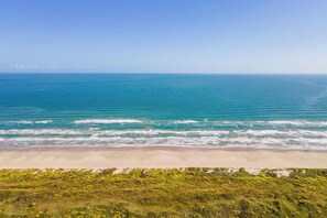 Una spiaggia nelle vicinanze