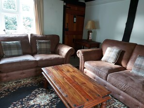 Rumah, Beberapa Tempat Tidur | Ruang keluarga | Televisi 30-inci dengan saluran TV kabel dan perapian