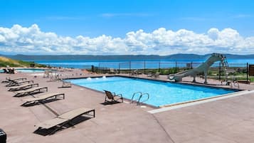 Een buitenzwembad, een verwarmd zwembad