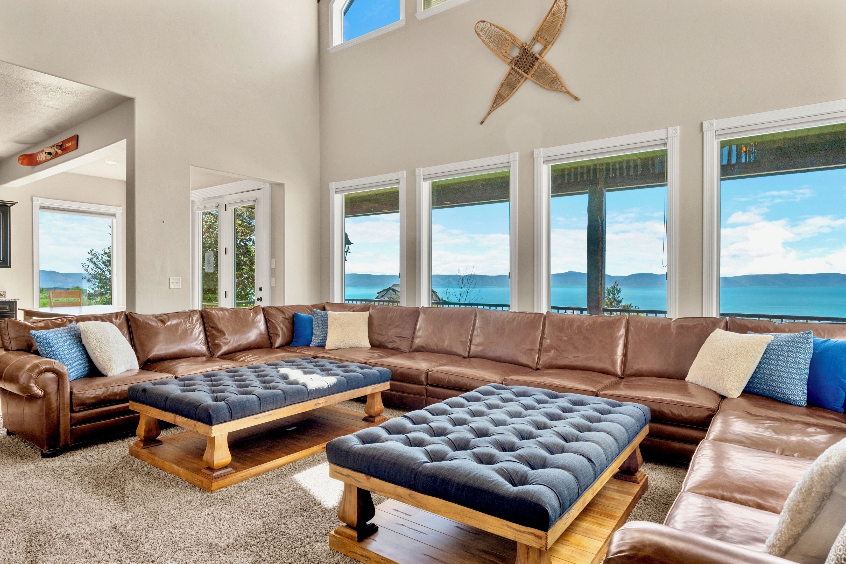 TV connectée, cheminée, lecteur de DVD, baby-foot