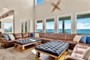 Älytelevisio, takka, DVD-soitin, pöytäjalkapallopöytä