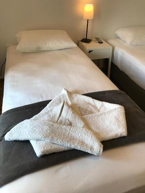 Rollaway beds, free WiFi, bed sheets - Kamara rooms in Naousa (Paros)