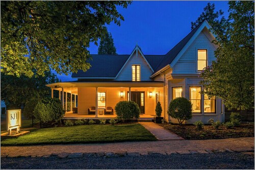 Kubli Haus - Suite #1 ~ Luxury, Style & Location, 1 block to Britt