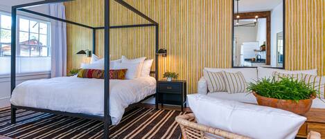 Tabla de planchar con plancha, wifi gratis y ropa de cama