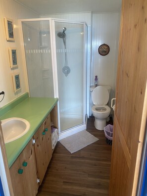 Dusche, Haartrockner, Seife, Toilettenpapier