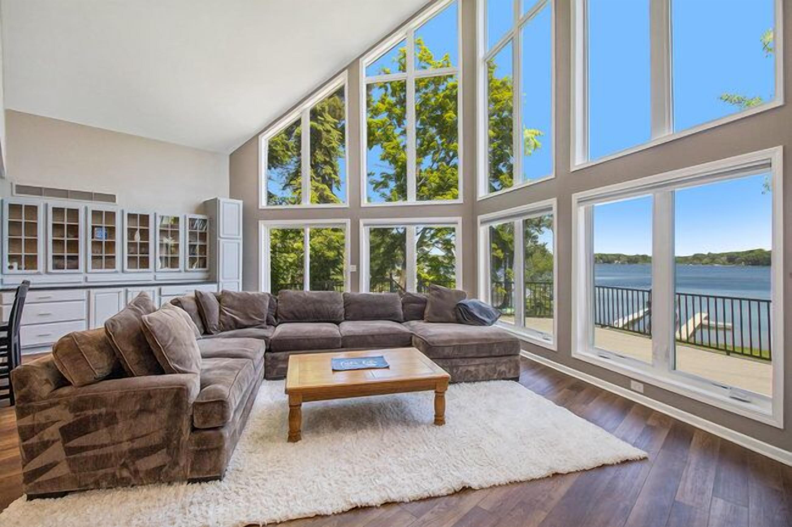 Smart-tv, eldstad och böcker