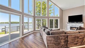 Smart TV, chimenea y libros