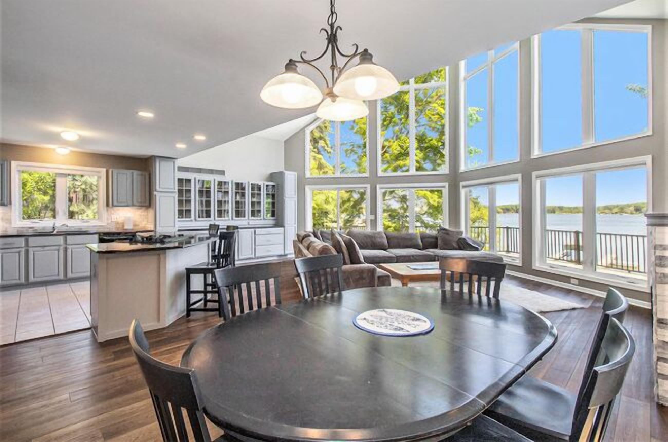 Televisor intel·ligent, llar de foc i llibres 