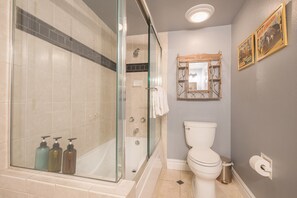 Tina, amenidades de baño ecológicas, secadora de cabello, toallas 