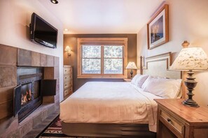 1 bedroom, iron/ironing board, free WiFi, bed sheets - Quiet Creekside Retreat: Ski in/out w/ hot tub (Mountain Village)