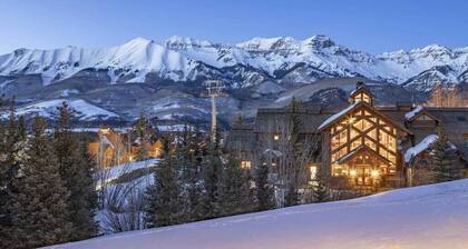 Quiet Creekside Retreat: Ski in/out w/ hot tub