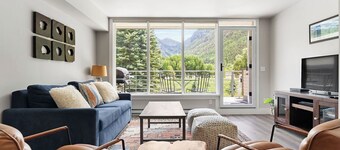 The Valley Vista: Top floor unit w/ views & hot tub