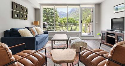 The Valley Vista: Top floor unit w/ views & hot tub