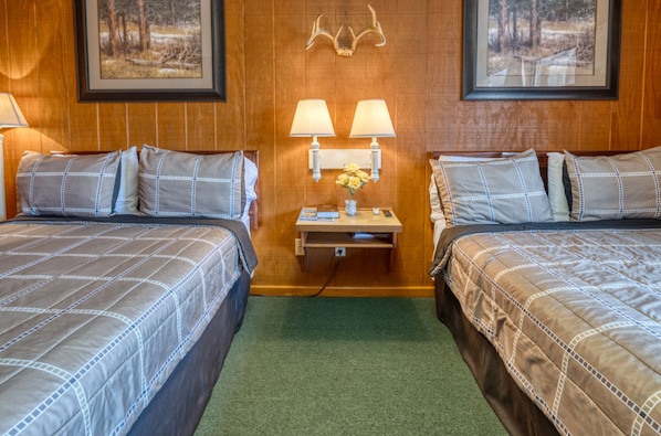 Desk, blackout curtains, soundproofing, iron/ironing board - Sabinal Inn (Sabinal)