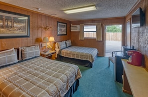 Desk, blackout curtains, soundproofing, iron/ironing board - Sabinal Inn (Sabinal)