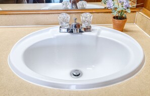 Free toiletries, hair dryer, towels, soap - Sabinal Inn (Sabinal)