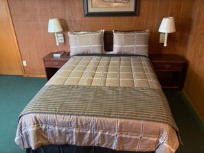 Room, 1 King Bed | Desk, blackout drapes, soundproofing, iron/ironing board - Sabinal Inn (Sabinal)