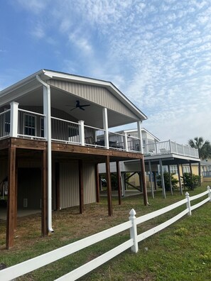 Exterior - Newly Renovated, Like New.  Steps away from beach with ocean views. (Surfside Beach)
