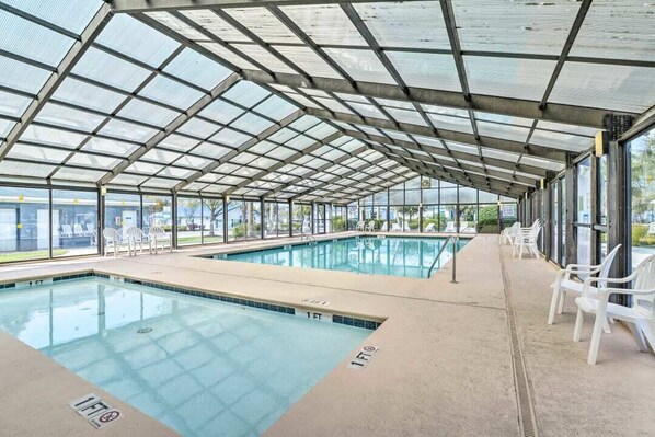 Una piscina techada, una piscina al aire libre