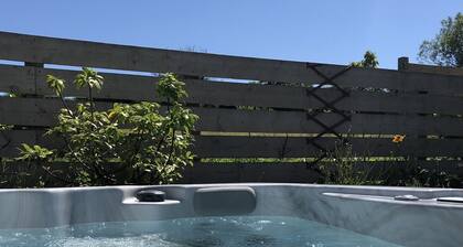 Seahorse Lodge - a hidden countryside gem with Hot tub