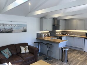 Fridge, microwave, oven, stovetop - Seahorse Lodge - a hidden countryside gem with Hot tub (Leedstown)