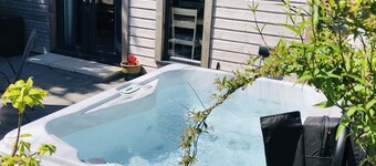 Seahorse Lodge - a hidden countryside gem with Hot tub