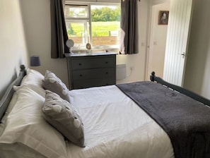 1 habitación, tabla de planchar con plancha, wifi gratis y ropa de cama