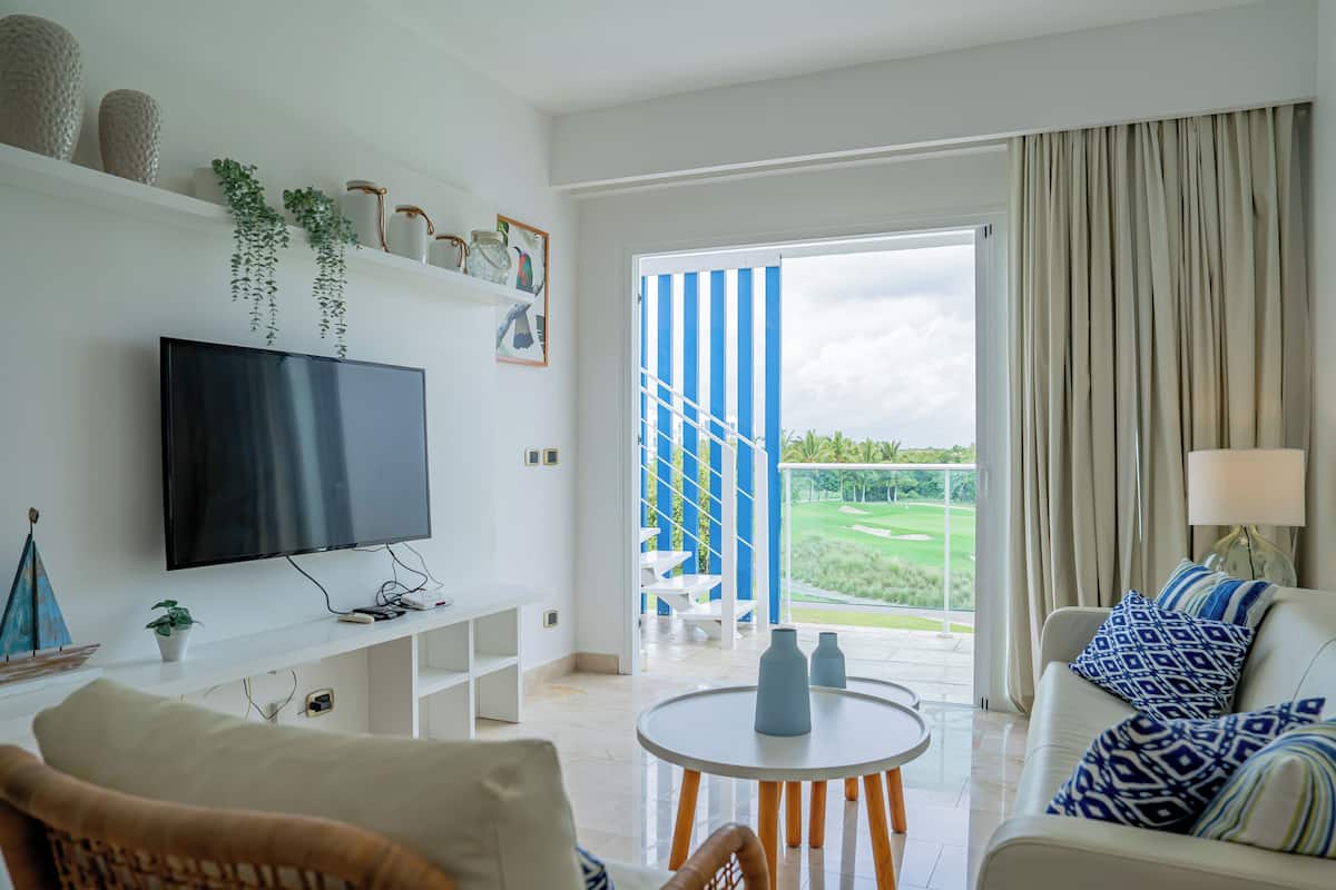 Senior Penthouse, 2 Bedrooms, Hot Tub, Golf View | Living area