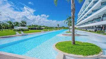 Piscine extérieure, parasols de plage, chaises longues