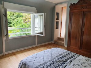 2 bedrooms, desk, iron/ironing board, free WiFi - Maison typique pour 4 personnes, jardin clos et fleuri, proche plage (Treffiagat)