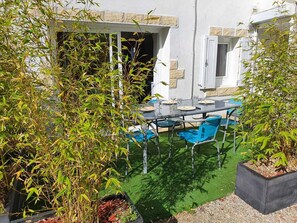 Outdoor dining - Maison typique pour 4 personnes, jardin clos et fleuri, proche plage (Treffiagat)