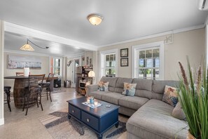 Smart TV, fireplace, ping pong, books - Heart of Oak Island/2nd Row Ocean Vew - 3 Bedrooms (Oak Island)