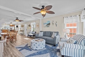 TV connectée, cheminée, table de tennis de table, livres