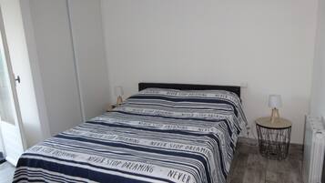 1 chambre, fer et planche Ă repasser, lit parapluie, draps fournis