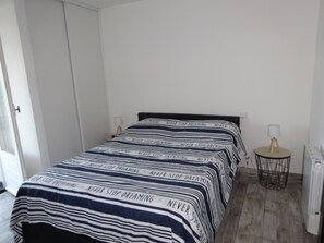 1 chambre, fer et planche Ă repasser, lit parapluie, draps fournis