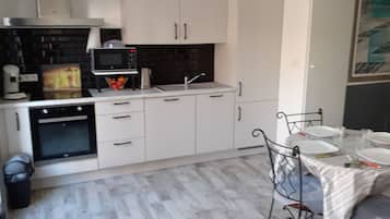 Een koelkast, een microgolfoven, een oven, een kookplaat