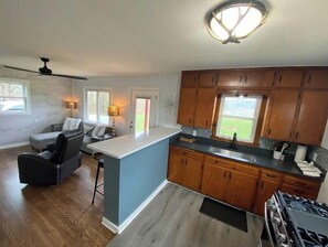 Fridge, microwave, oven, stovetop - Moonlight on the White- Fayetteville river cabin (Springdale)