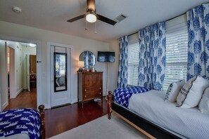 3 bedrooms, desk, iron/ironing board, free WiFi
