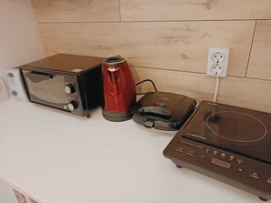 Apartamento Deluxe | Cocina privada | Frigorífico grande, microondas, horno y placa de cocina