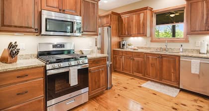 Luxury mountain home - lake, golf, tennis and more! Firewood included.