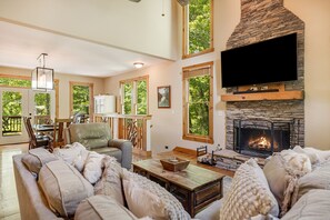Smart TV, fireplace, ping pong, computer monitors - Luxury mountain home - lake, golf, tennis and more! Firewood included. (Sapphire)