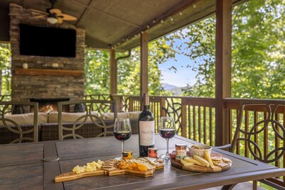Luxury mountain home - lake, tennis, hiking and more! Firewood included.