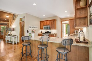 Fridge, microwave, oven, stovetop - Luxury mountain home - lake, golf, tennis and more! Firewood included. (Sapphire)