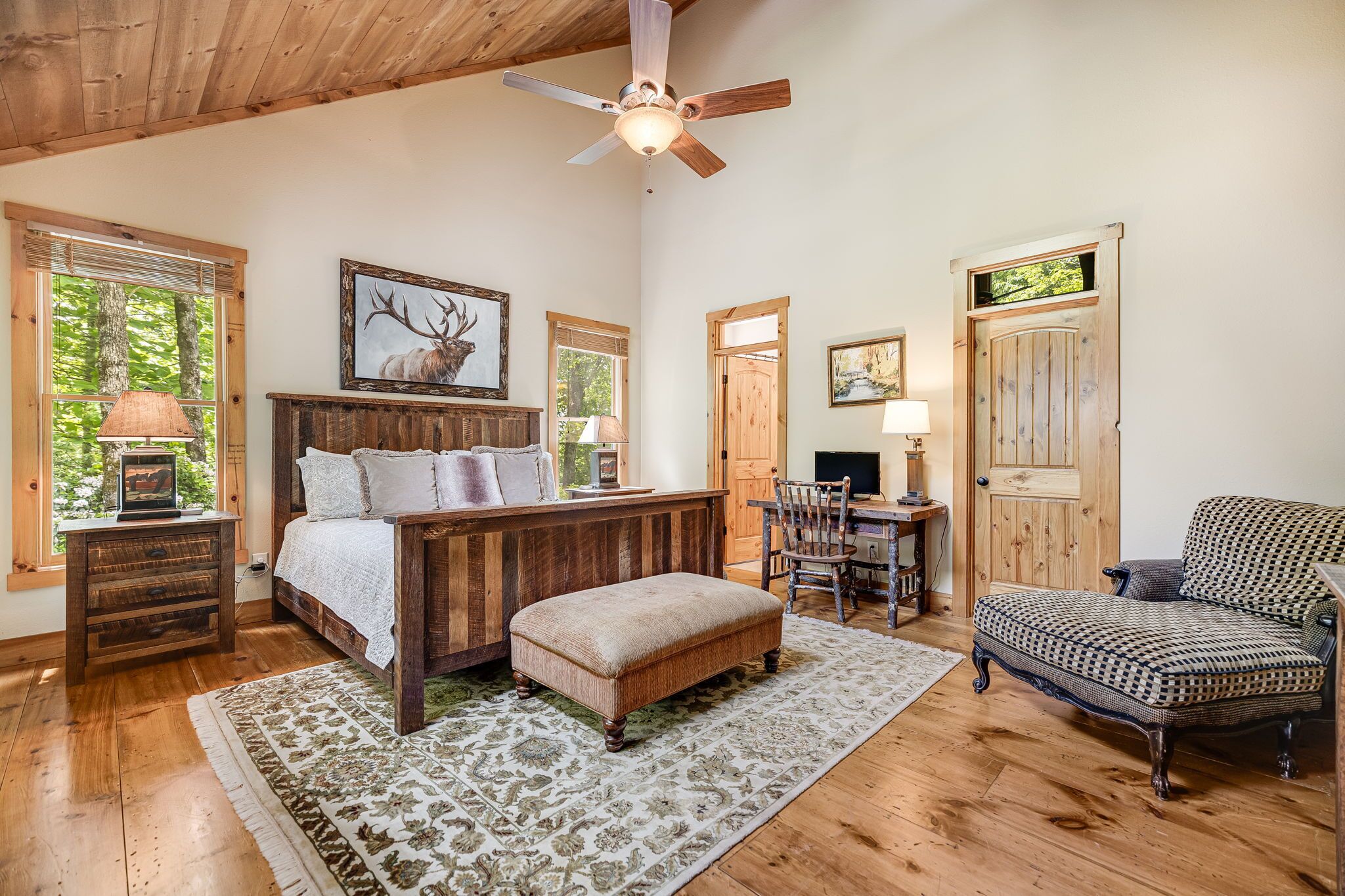 4 soverom, skrivebord, strykejern/-brett og reiseseng for barn