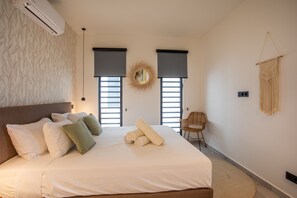 2 عدّة غرف نوم وخزنة داخل الغرفة ومكواة/لوح كي وسرير سفر