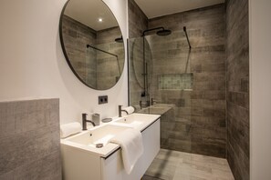 تجهيزات دش، مجففات شعر، مناشف، صابون