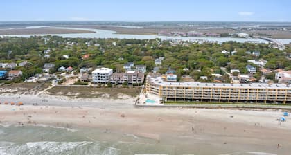 Under the Palms | Steps to Beach, 2 Blocks to Center Street, Screened Porch + Pets Considered