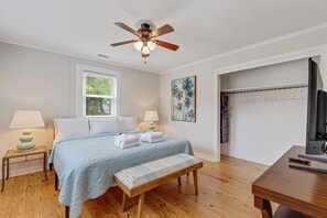 3 bedrooms, iron/ironing board, WiFi, bed sheets